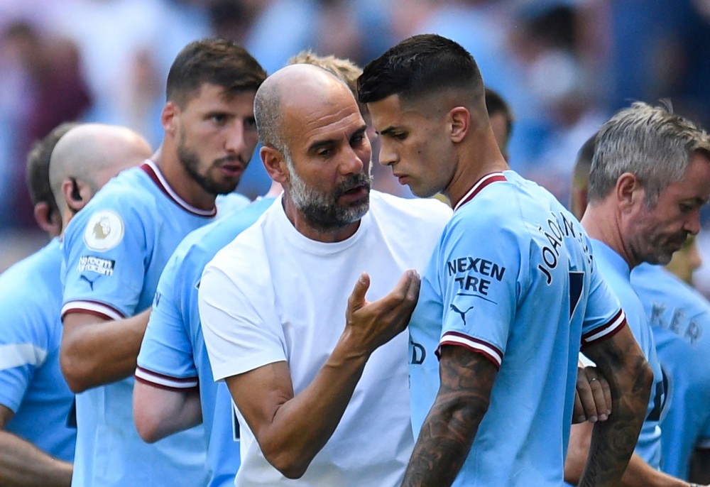 Manajer Manchester City asal Spanyol Pep Guardiola berbicara dengan bek Manchester City asal Portugal Joao Cancelo (kanan) selama Liga Premier Inggris. AFP